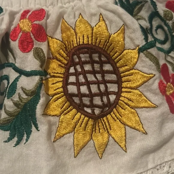 Beautiful embroidered Mexican dress with flowers - Picture 7 of 8